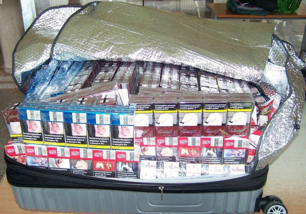 РОБА ВРЕДНА ПОЛА МИЛИОНА ДИНАРА: Кренула у Мадрид с коферима цигарета и козметике